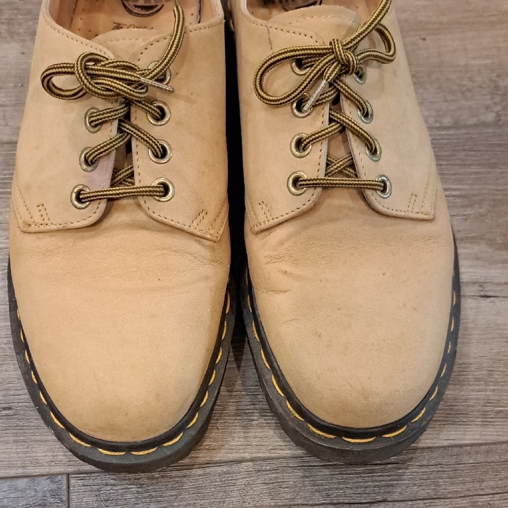 Dr. Martens Classic Tan and Black Oxfords with Sleek Lace-Up Design - Picture 9 of 13